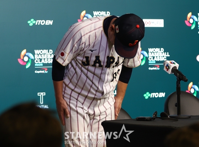 Coach Hirokazu Ibata apologizes after entering the official press conference as a captain. /Reuters=News1