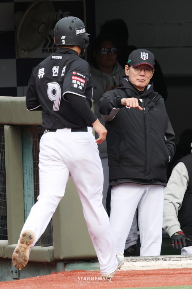 The 2026 Shinhan SOL Bank KBO League exhibition game Lotte Giants versus KT Wiz was held at Sajik Baseball Stadium in Busan on the 12th.  KT Ryu Hyun-in is welcomed by manager Lee Kang-chul after running home and scoring during Lotte pitcher Yoon Sung-bin's wild pitch after getting on base with an RBI triple in the top of the ninth inning. /Photo = Senior Reporter Kim Jin-kyung