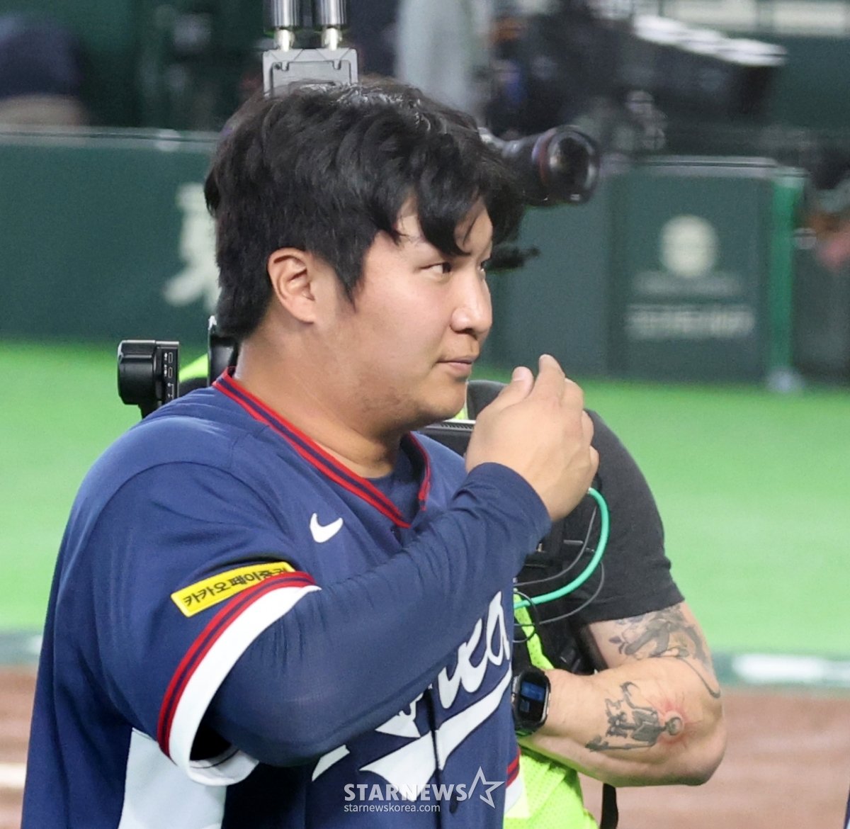 9日,大韩民国棒球队在东京巨蛋体育场举行的2026 WBC东京POOL大韩民国队和澳大利亚队的比赛中,以7比2获胜,确定了迈阿密之行。 这是一场惊险地保持5分之差2失分的较量。 图为胜利的一等功臣文宝京正在拭泪。=图为,2026.03.08.