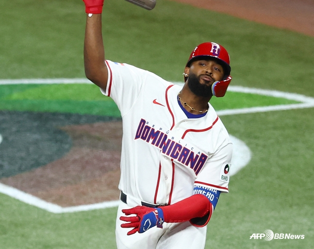 ポール·スキンズ相手にホームランを打った後、バットを投げるカミネロ。 /AFPBBNews=ニュース1