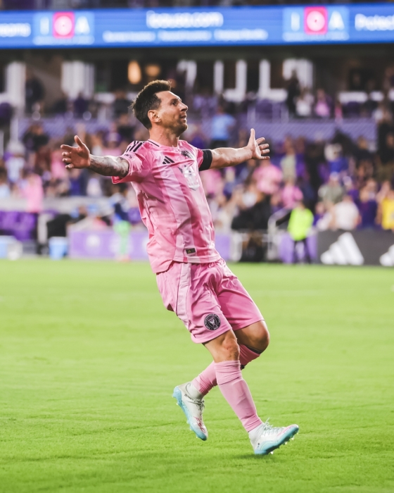 里奥内尔•梅西在美国佛罗里达州奥兰多的Inter&amp;Co体育场举行的2026美国职棒大联盟(MLS)第二轮比赛中进球后正在庆祝。 =图为，迈阿密国际官方社交网络服务(SNS)