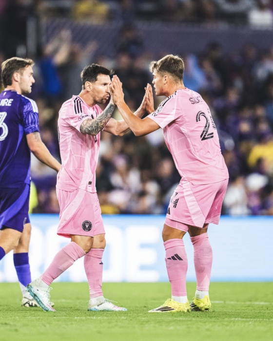 里奥内尔•梅西(左)在美国佛罗里达州奥兰多的Inter&amp;Co体育场举行的2026美国职业棒球大联盟(MLS)第2轮比赛中与队友击掌庆祝。 =图为，迈阿密国际官方社交网络服务(SNS)