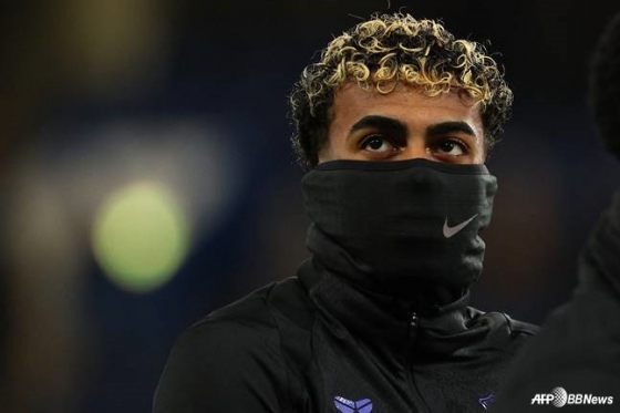  在英国伦敦斯坦福桥举行的2025~2026赛季欧洲足球联盟(UEFA)冠军联赛(UCL)第5轮比赛前拉明•亚马尔。 =法新社BBNews=新闻1。