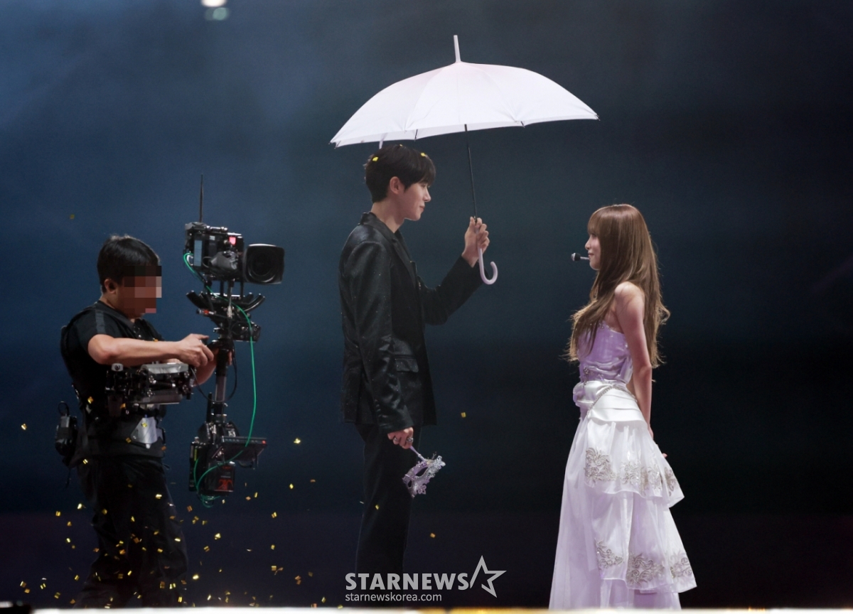 Актер Чу Ён Ву и певица Йена представят замечательную сцену на «10-й годовщине премии азиатских художников 2025» (10-й Anniversary Asian Artist Awards 2025, «10-й годовщине АА 2025», организованной Star News на Национальном стадионе Гаосунг 6-го числа.   2025.12.06 /Фото = Imperial tjdrbs23@