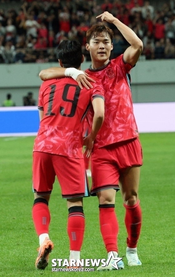 Đội tuyển bóng đá quốc gia Hàn Quốc đã thi đấu giao hữu với đội tuyển Paraguay vào ngày 14 tháng 10 tại sân vận động World Cup Seoul.  Oh Hyun-gyu đang vui mừng với Lee Kang-in, người đã hỗ trợ sau khi ghi bàn thắng thứ hai. /Ảnh = Người chờ đợi Kim Jin Kyung