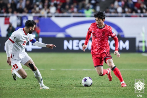 Yang Hyun-joon (phải), người đã tham gia trận đấu vòng loại thứ ba World Cup Bắc Trung Mỹ 2026 với Jordan hồi tháng 3. /Ảnh = Hiệp hội bóng đá Hàn Quốc (KFA) cung cấp