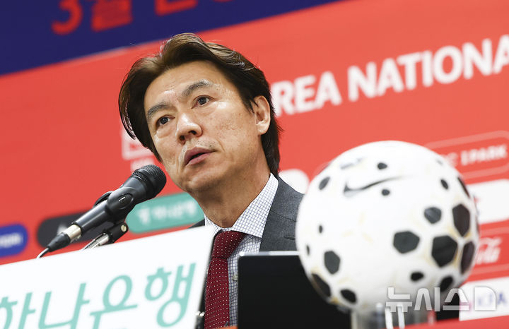 Huấn luyện viên Hong Myung Bo đã tổ chức một cuộc họp báo tại Công viên bóng đá Hàn Quốc ở Cheonan, tỉnh Chungnam vào lúc 2 giờ chiều ngày 16 và nhận được câu hỏi từ các phóng viên tại một cuộc họp báo công bố danh sách đội tuyển quốc gia tham gia vòng loại châu Âu vào tháng 3. /Ảnh = Newsis