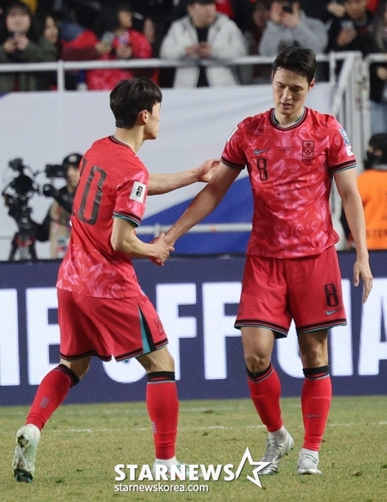 2026年北中米ワールドカップ（W杯）アジア3次予選の対ヨルダン戦が昨年3月、水原（スウォン）W杯競技場で行われた。 試合が終わった後、朴ヨンウ（右側）が頭を下げている。 /写真=キム·ジンギョン待機者