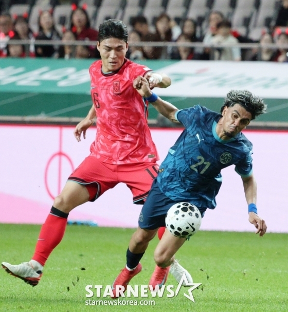 サッカー韓国代表チームが昨年10月14日、ソウルW杯競技場でパラグアイ代表チームと親善試合を行った。  朴ジンソプがパラグアイのマルティネスともみ合っている。 /写真=キム·ジンギョン待機者