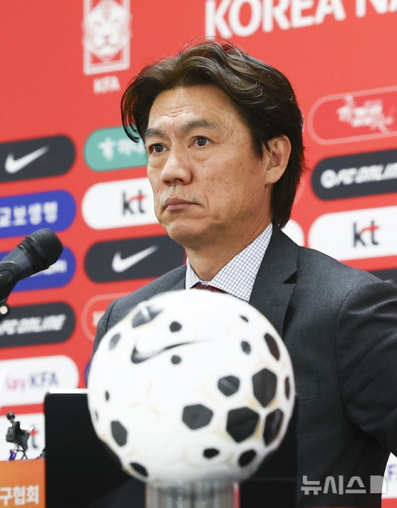 16日午後2時、忠清南道天安（チュンチョンナムド·チョンアン）のコリアフットボールパークで記者会見を開き、3月の欧州遠征評価戦（コートジボワール、オーストリア）に出場する国家代表チームの名簿発表記者会見に出席した洪明甫（ホン·ミョンボ）監督。 /写真=ニューシス
