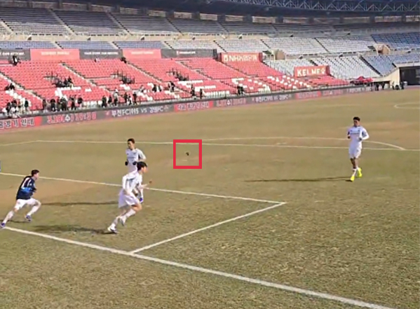 Foreign substances flew from the Bucheon supporters' seats toward Ulsan players who are undergoing a top-up session after the match between Bucheon FC and Ulsan HD held at Bucheon Stadium on the 15th. /Photo = Capture YouTube Images