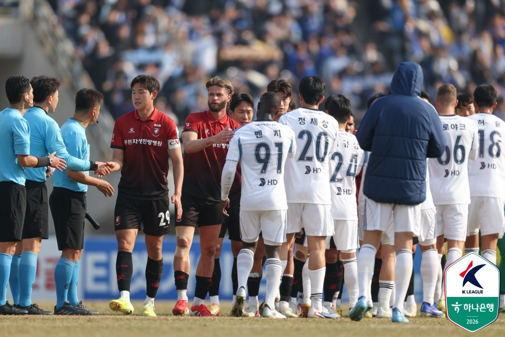 Players and referees from both teams greeting each other after the match between Bucheon FC and Ulsan HD held at Bucheon Stadium on the 15th / Photo = Courtesy of the Korea Professional Football Federation