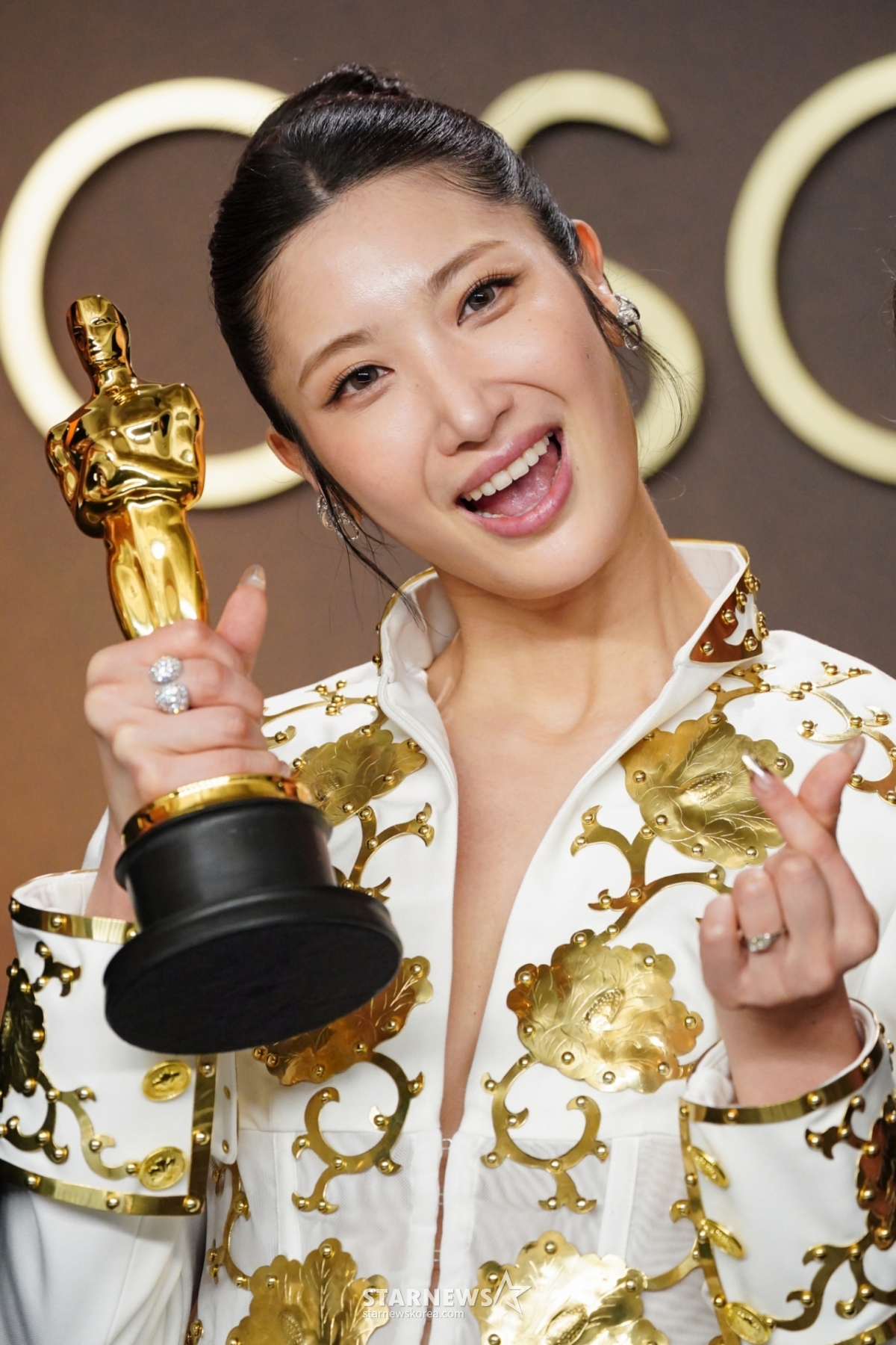 [Лос-Анджелес = AP/Newsis] Ли Джэ (EJAE) позирует в пресс-центре после того, как получила награду за лучшую тему за OST K-pop Demon Hunters (Kedehun) на 98-й церемонии вручения премии Академии, состоявшейся в театре Dolby в Лос-Анджелесе, штат Калифорния, 15-го числа (по местному времени). 2026.03.16. /Фото = Мин Кён Чхан