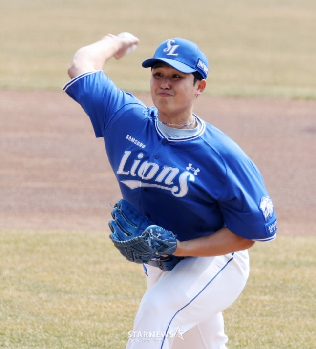 16日，三星队的崔元泰在与SSG队的热身赛上投球。 =照片=高级记者姜英祖。