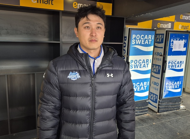 图为4月16日，崔元泰（音）正在赛后接受采访。 =照片=新华社记者 李承烨 摄