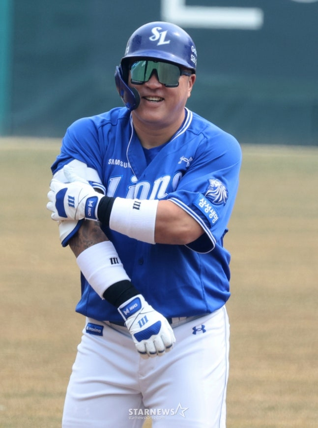 图为三星队的崔炯宇（音）在第4局击出安打后露出了微笑。 =照片=高级记者姜英祖。