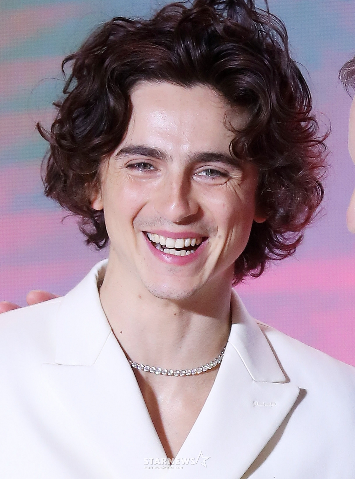 好莱坞演员蒂莫西·沙拉梅22日下午在首尔永登浦区时代广场举行的电影《沙丘:第二部分》访韩红地毯活动中,与粉丝们度过了愉快的时光。 =金昌贤。