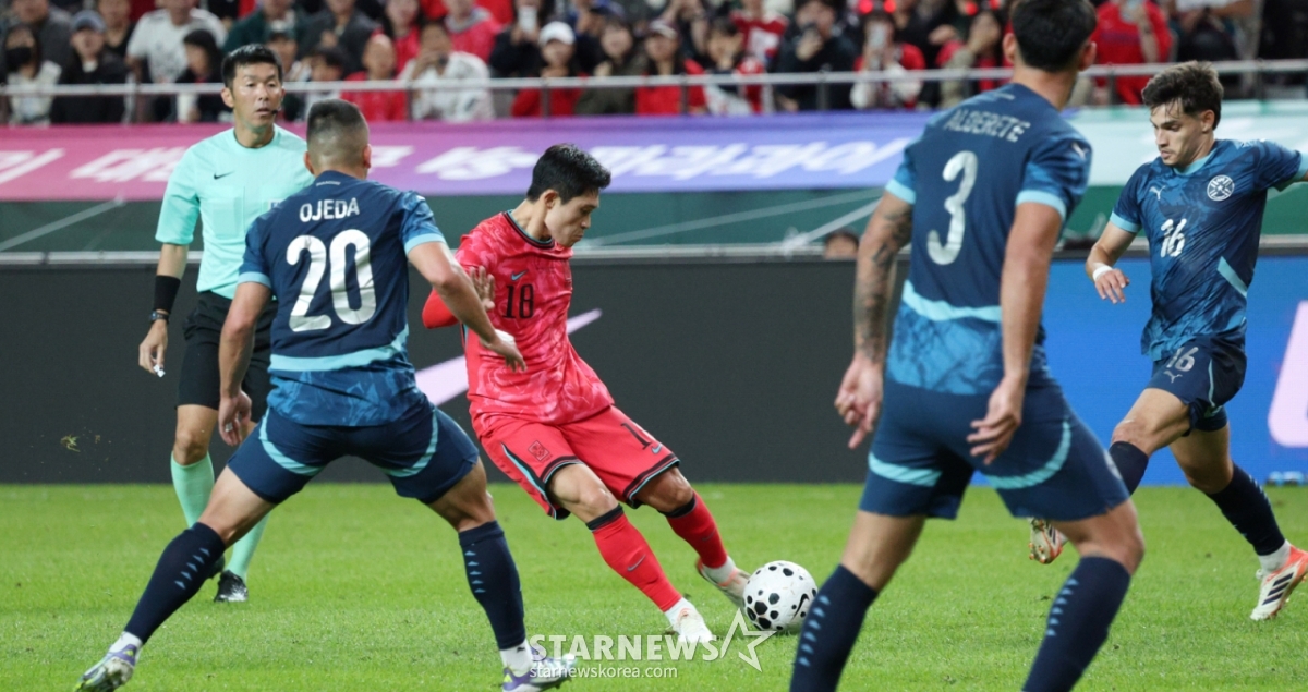 The Korean national soccer team played a friendly match against the Paraguay team at the Seoul World Cup Stadium on October 14 last year.  Lee Dong-kyung is shooting past Paraguay's Ozeda. /Photo = Senior Reporter Kim Jin-kyung