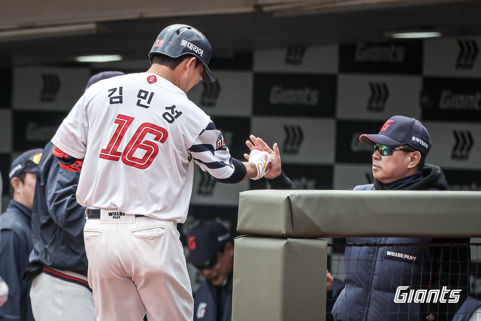 ロッテ·ジャイアンツが16日、釜山社稷（プサン·サジク）野球場で行われたキウムヒーローズと2026新韓（シンハン）SOLKBOリーグのオープン戦で17安打を記録した末、12-1の大勝を収めた。 金ミンソン（左）が4回ホームランを打った後、金テヒョン監督とハイタッチをしている。 /写真=ロッテジャイアンツ提供 