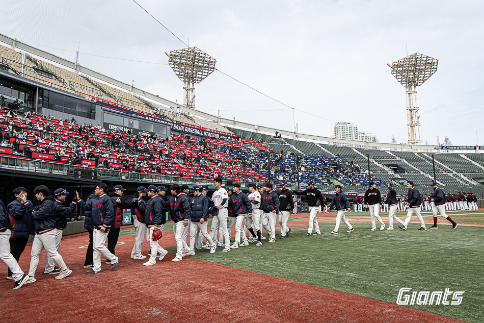 ロッテ·ジャイアンツが16日、釜山社稷（プサン·サジク）野球場で行われたキウムヒーローズと2026新韓（シンハン）SOLKBOリーグのオープン戦で17安打を記録した末、12-1の大勝を収めた。 勝利後、コーチングスタッフとハイタッチをするロッテ選手団。 /写真=ロッテジャイアンツ提供 