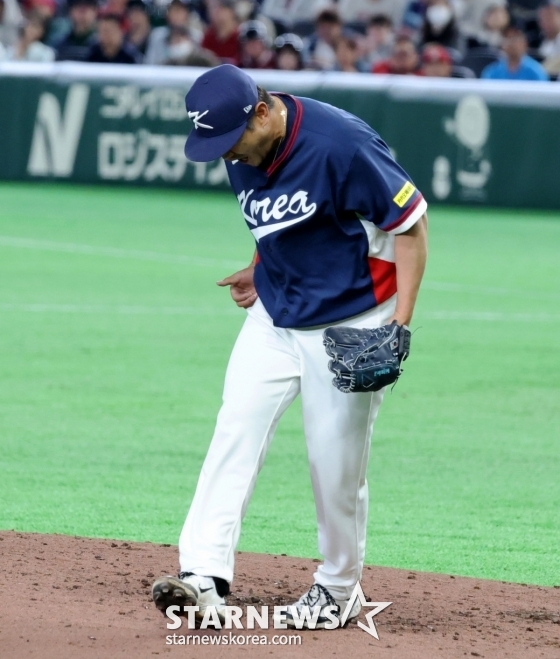 Noh Kyung-yi đang gầm rú sau khi ném bóng không để mất điểm ở cuối hiệp 2 và cuối hiệp 3 trong trận đấu Úc 2026 WBC được tổ chức tại Tokyo Dome vào ngày 9 vừa qua. /Ảnh = Phóng viên cao cấp Kang Young Jo