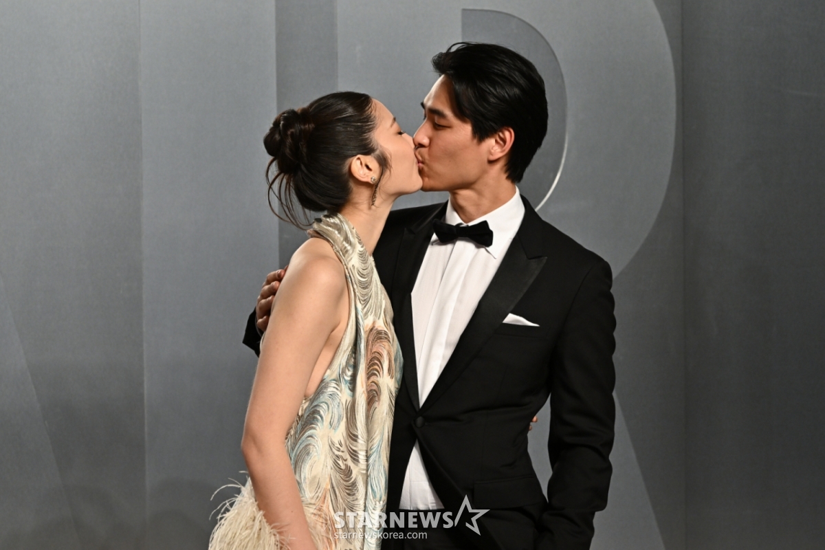 【ロサンゼルス=AP/ニューシス】イ·ジェ（EJAE·左）とプロデューサーのサム·キムが15日（現地時間）、米カリフォルニア州ロサンゼルス郡美術館で開かれたアカデミー授賞式の非公式打ち上げ「ベニティ·フェアオスカー」パーティーに到着し、キスをしている。 二人は今年11月に結婚する予定だ。 2026.03.16./写真=ミン·ギョンチャン
