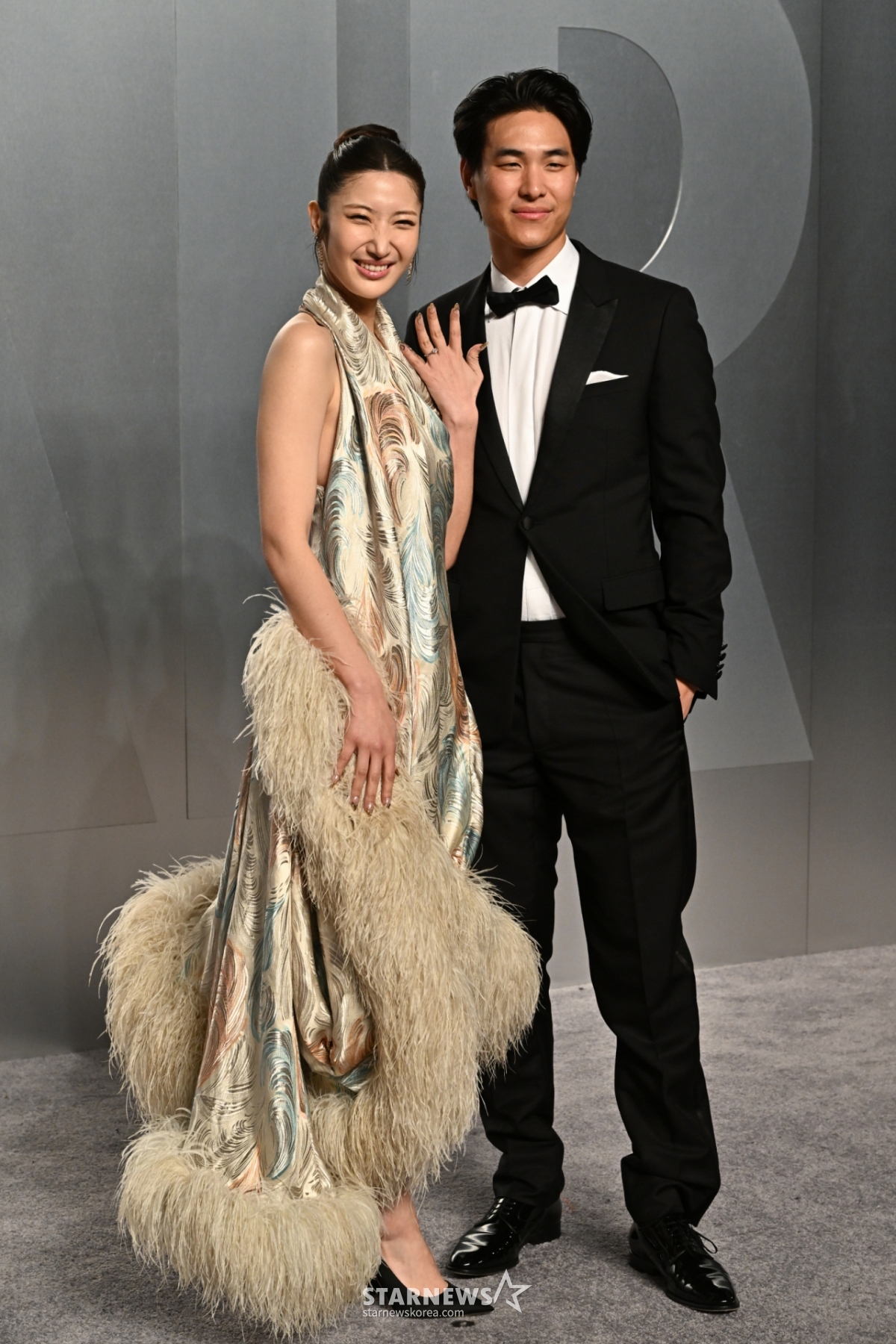 【ロサンゼルス=AP/ニューシス】イ·ジェ（EJAE·左）とプロデューサーのサム·キムが15日（現地時間）、米カリフォルニア州ロサンゼルス郡美術館で開かれたアカデミー授賞式の非公式打ち上げ「ベニティ·フェアオスカー」パーティーに到着し、フォトタイムを行っている。 二人は今年11月に結婚する予定だ。 2026.03.16./写真=ミン·ギョンチャン