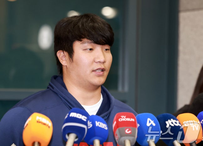 Moon Bo-kyung of the World Baseball Classic (WBC) baseball team answers reporters' questions at Incheon International Airport's passenger terminal on the 16th. /Photo = News 1