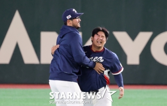 Dane Dunning (left) lies prone on the ground and cures crying Moon Bo-kyung. The South Korean national baseball team confirmed its trip to Miami by winning the 2026 WBC Tokyo POOL match between South Korea and Australia 7-2 at Tokyo Dome on the 9th. It was a chewy match that narrowly maintained two runs by five points. /Photo = Senior Reporter Kang Young-jo