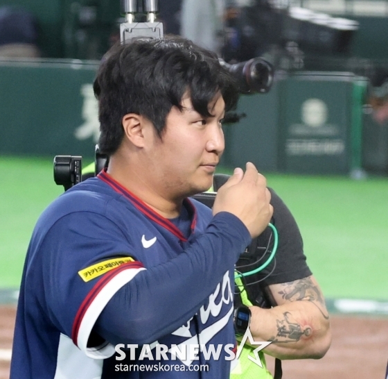 The South Korean national baseball team confirmed its trip to Miami by winning the 2026 WBC Tokyo POOL match between South Korea and Australia 7-2 at Tokyo Dome on the 9th. It was a chewy match that narrowly maintained two runs by five points. Moon Bo-kyung, the first contributor to victory, is wiping away tears.2026.03.08. / Photo = Senior Reporter Kang Young-jo