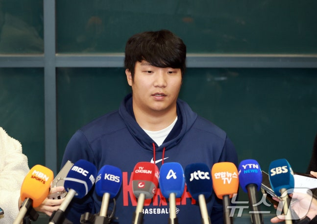 Moon Bo-kyung of the World Baseball Classic (WBC) baseball team answers reporters' questions at Incheon International Airport's passenger terminal on the 16th. /Photo = News 1