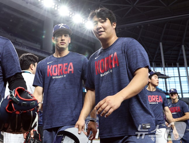 South Korea's national baseball team Moon Bo-kyung (right, Shay Witcombe) is moving to official training a day before the 2026 World Baseball Classic (WBC) quarterfinal match against the Dominican Republic at Rondipo Park in Miami, Florida on the afternoon of the 12th (local time). /Photo = News 1