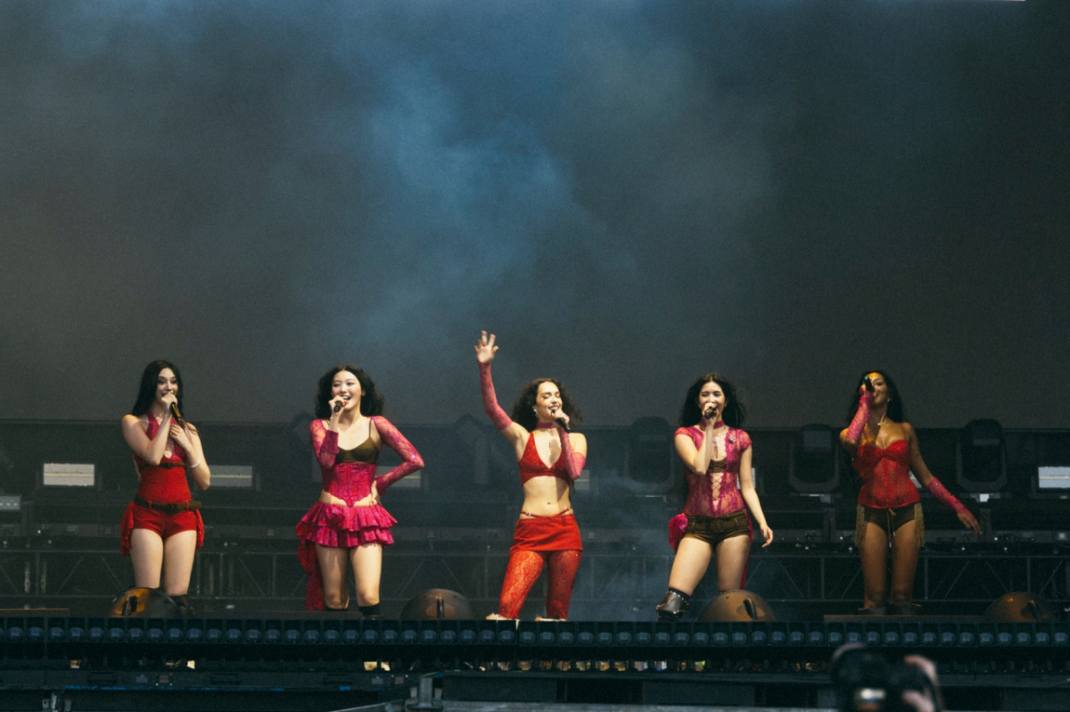 KATSEYE Lollapalooza Аргентина / Фото предоставлено =Hive-Geffen Records 