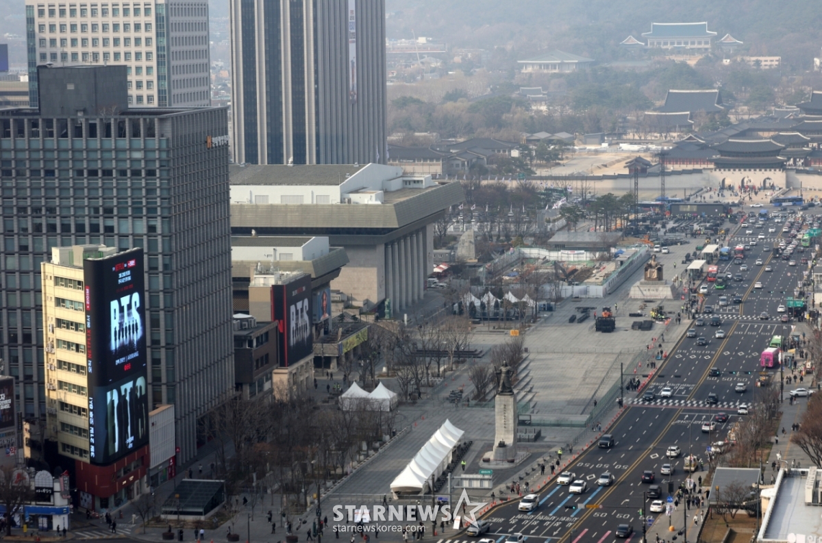 【ソウル=ニューシス】キム·ジナ記者=BTS（BTS）のソウル光化門（クァンファムン）広場カムバック公演を5日後に控えた16日午前、ソウル鍾路区（チョンノグ）の光化門広場で舞台設置作業が行われている。 2026.03.16.bluesoda@newsis.com /写真=キム·ジナ