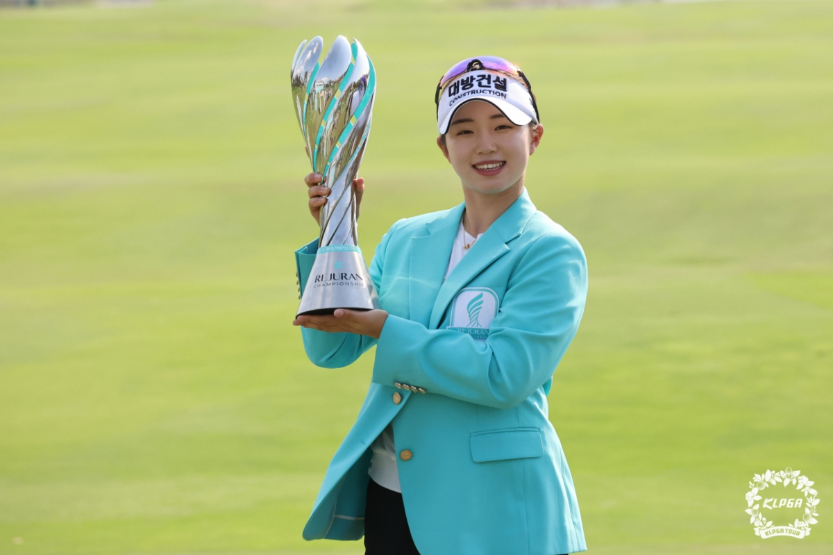 图为林珍映在韩国女子职业高尔夫(KLPGA)巡回赛2026赛季揭幕战利久兰锦标赛夺冠后，正举着奖杯。 =照片=KLPGA提供。