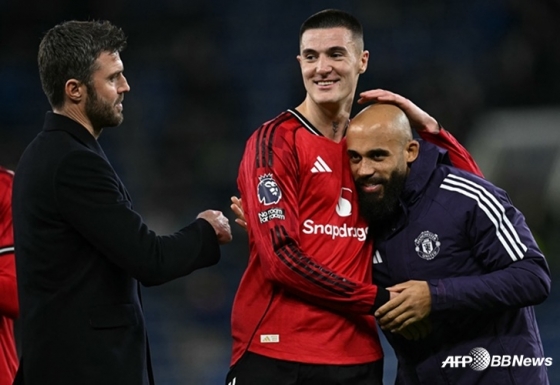 Michael Carrick (left) and Benjamin Sesko (centre). /AFPBBNews=News1