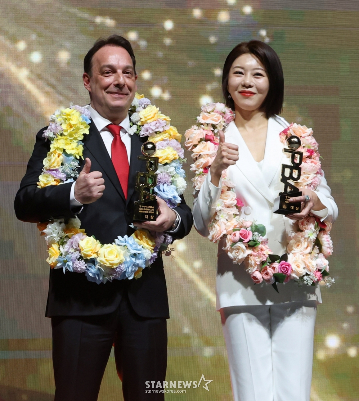 「ハナカードPBAゴールデンキューアワード2026」が17日、ソウル広津区グランドウォーカーヒルソウルビスタホールで開かれた。  ダニエル·サンチェス（ウェルカム貯蓄銀行）と金ガヨン（ハナカード）が大賞を受賞した後、ポーズを取っている。 /写真=キム·ジンギョン待機者