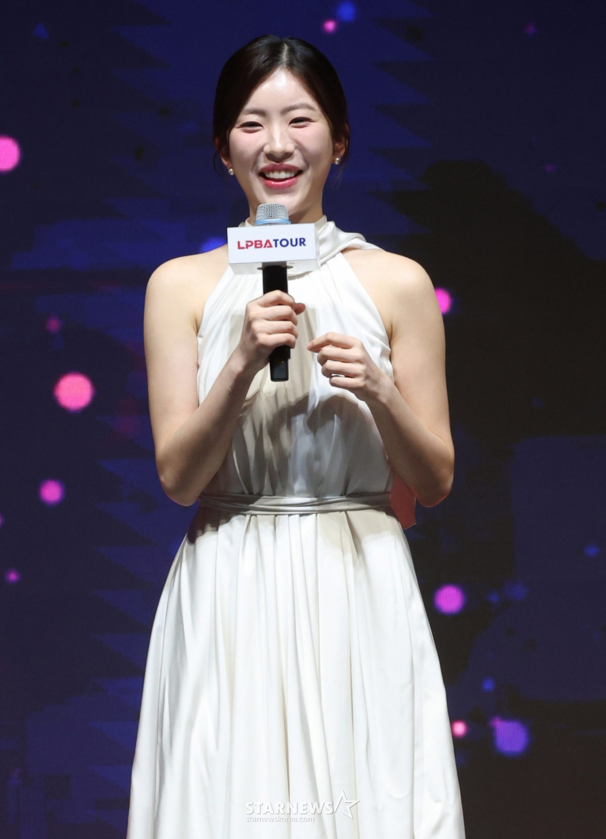 「ハナカードPBAゴールデンキューアワード2026」が17日、ソウル広津区グランドウォーカーヒルソウルビスタホールで開かれた。  MCを引き受けたチョン·スビン（NH農協カード）がスムーズな進行をしている。 /写真=キム·ジンギョン待機者