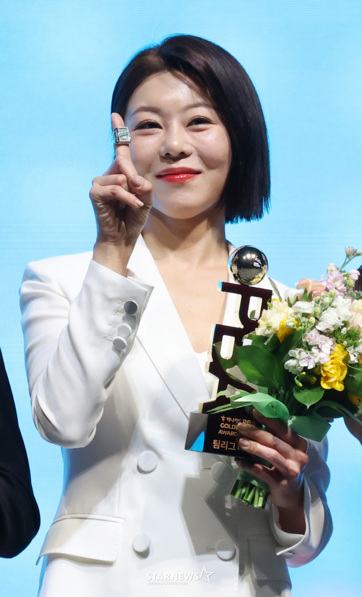 17日,在首尔市广津区希尔顿Grand Hilton首尔Vista Hall举行的"韩亚信用卡PBA金球奖2026"上,金佳英获得了LPBA大奖,并摆出造型,供记者们拍照。 =照片=金镇京。