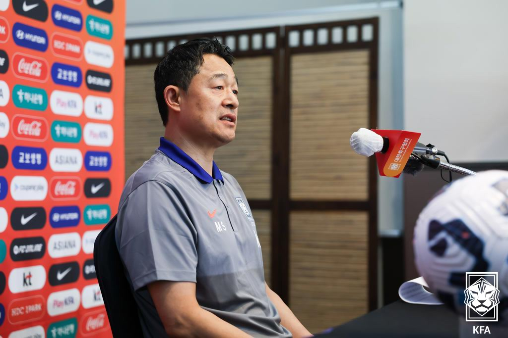 Lee Min-sung, the coach of the U-22 national soccer team, held a press conference in June last year. /Photo = Courtesy of the Korea Football Association