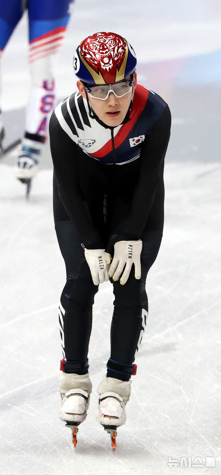  图为2月16日(当地时间)，在意大利米兰冰上滑冰馆举行的2026米兰·科尔蒂纳丹佩佐冬奥会短道速滑男子500米预赛中，林钟彦正冲过终点线。 =照片=newsis。