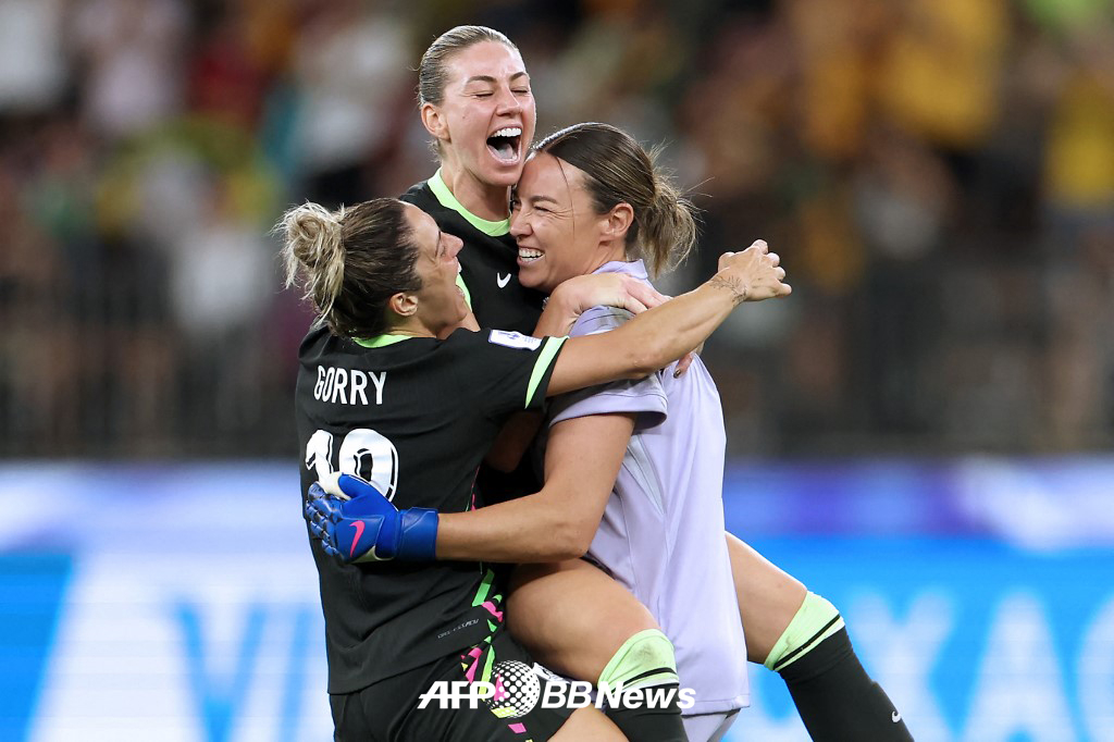 Các cầu thủ đội tuyển quốc gia Úc đã đánh bại Trung Quốc ở tứ kết Asian Cup 2026 được tổ chức tại sân vận động Perth ở Úc vào ngày 17 (giờ Hàn Quốc) và đã thành công tiến vào trận chung kết. /AFPBBNews = Tin tức 1