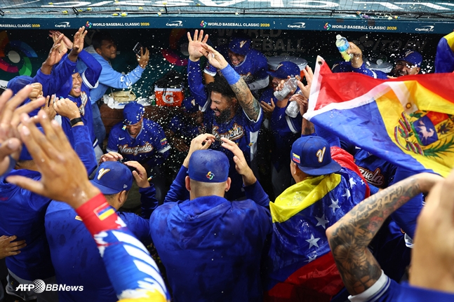 Các cầu thủ Venezuela đang dự tiệc tại dugout ngay sau khi trận đấu kết thúc. /AFPBBNews = Tin tức 1