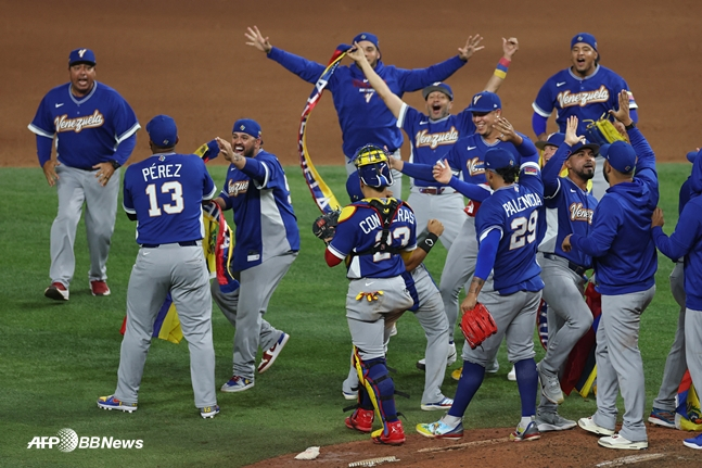 Cầu thủ Venezuela chia sẻ niềm vui. /AFPBBNews = Tin tức 1