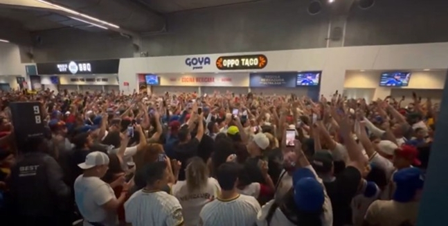 Người hâm mộ Venezuela hát "Tôi đã ăn pasta" tại công viên Rondipo. /Ảnh = Chụp màn hình phương tiện truyền thông zombie của Mỹ  