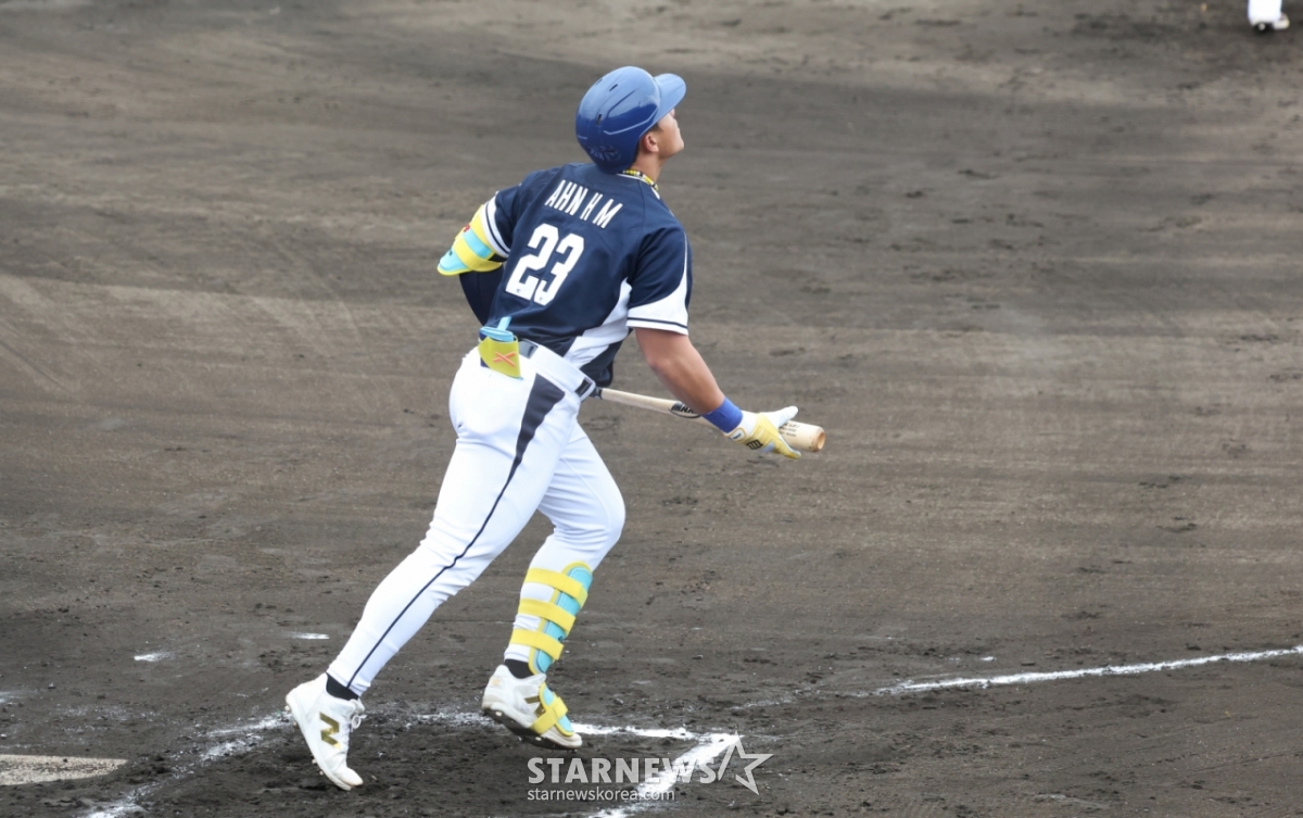 WBC代表队20日在日本冲绳Onnason Akama球场与三星狮子队进行了练习赛。  图为国家队队员安贤敏（音）在击球后正在注视球的轨迹。 =照片=金镇京。