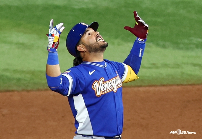 Eugenio Suarez, nhân vật chính của cú đánh đúng giờ trận chung kết. /AFPBBNews = Tin tức 1