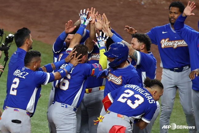 Venezuelan athletes sharing joy. /AFPBBNews=News1