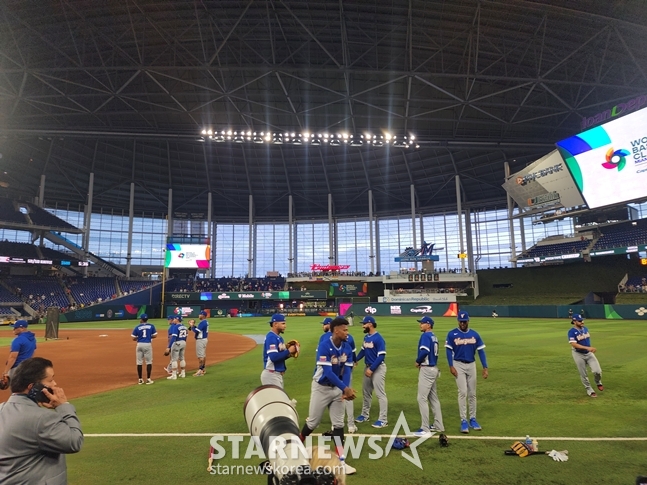 Венесуэльские спортсмены разминаются перед финалом. /Фото = Аплодисменты репортера