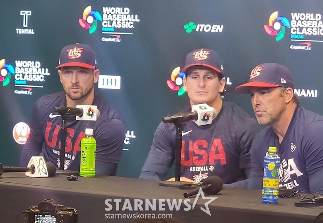 Алекс Брегман (слева), Роман Энтони и американский режиссер Марк Дероза на предварительной пресс-конференции. /Фото = Аплодисменты репортера